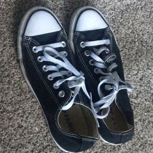 Black low converse